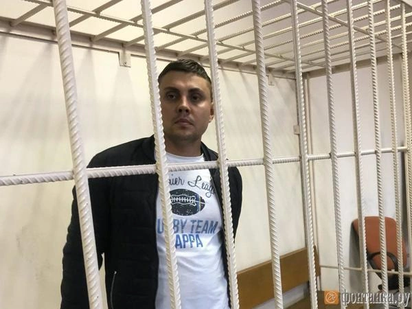 Подполковника Следственного комитета приговорили к 10 годам строгого режима за взятки и раздачу вещдоков друзьям (фото) | Источник: Роман Русаков / фото - «Фонтанка.ру»