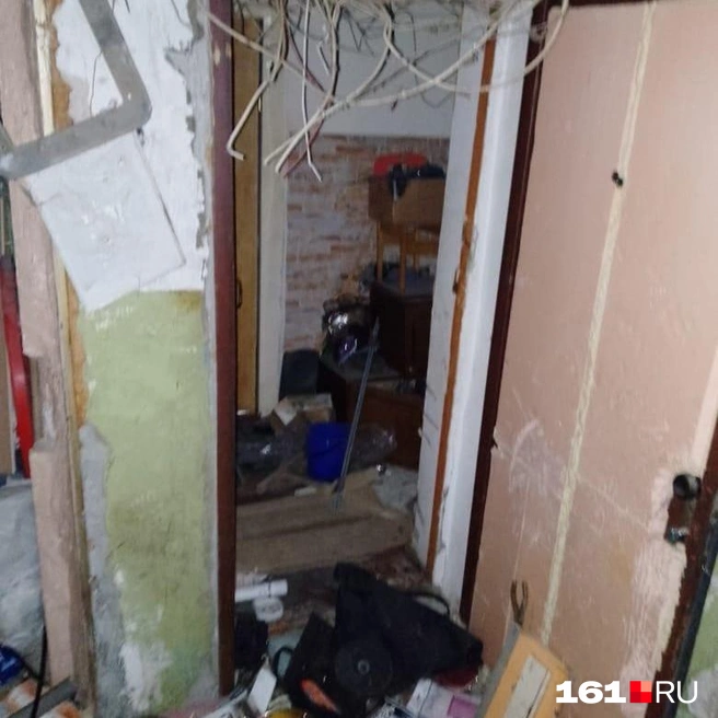 Остатки имущества наримановцев валяются на полу | Источник: жители Нариманова