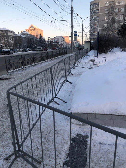Ограждения появились на площади Свердлова рядом со зданием Правительства | Источник: Команда Навального / Telegram.org