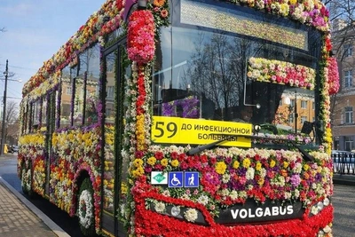 Дептранс Перми показал автобус, украшенный цветами