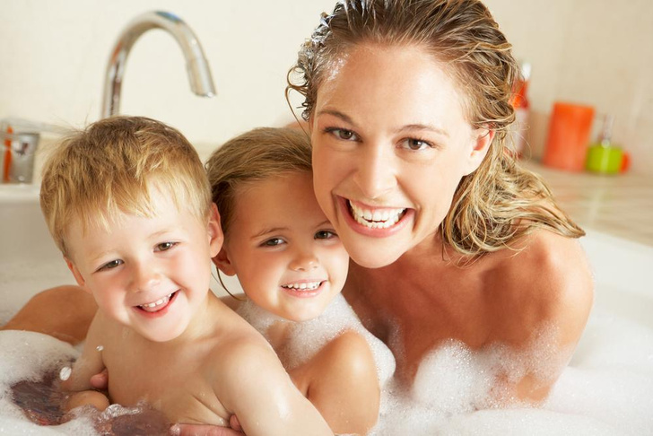 «Я учу их тому, что разные тела — это нормально»: женщина призналась, что принимает душ со своими детьми