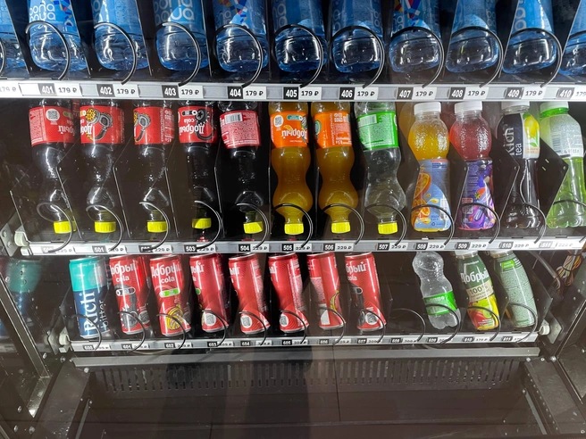 Вода продается за 179 рублей. Хотя в аэропорту можно попить ее бесплатно  | Источник: Радик Енчу / 72.RU