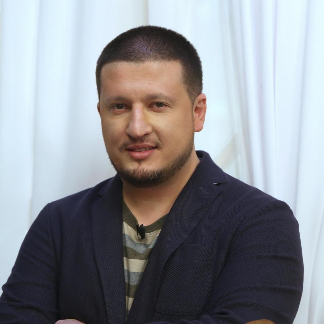 Села на колени и прижалась: новая пассия кондитера Рената Агзамова показала видео с ним