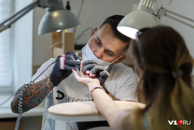 Осенью мастерам маникюра предстоит ювелирная работа | Источник: Алексей Волхонский / V1.RU