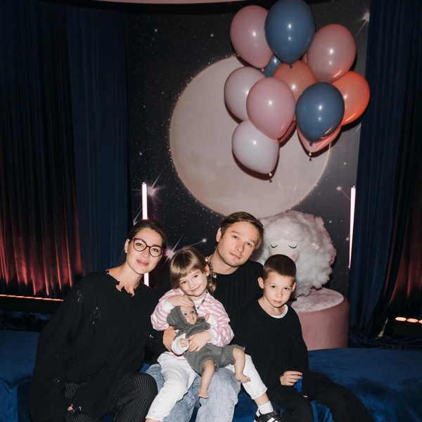 Александр Метелкин, жена Полина и дети Лев и Забава | Источник: пресс-служба