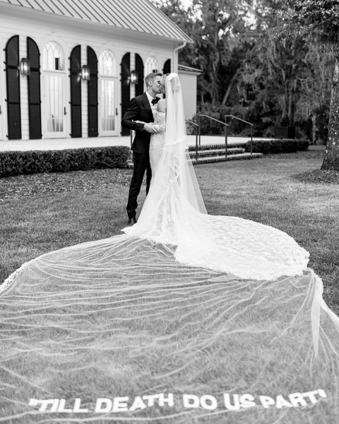 Роскошное платье и фата с надписью: Хейли Бибер показала, в каком наряде вышла замуж за Джастина