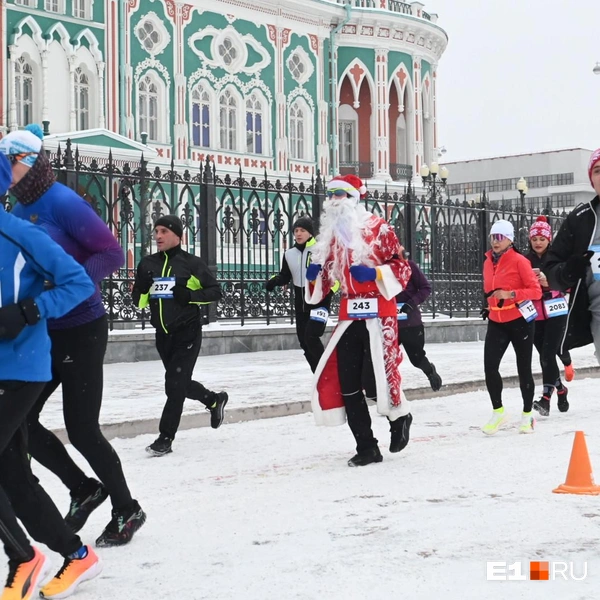 Дед Мороз на трассе был не один | Источник: Дмитрий Емельянов / E1.RU