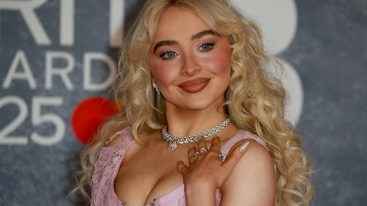 «Полторашка с жирными щиколотками»: почему певица Сабрина Карпентер попала под шквал критики из-за своей внешности | Источник: Fred Duval/Shutterstock/Fotodom.ru