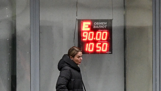 Нужно ли снимать валюту и рубли? Что говорят эксперты