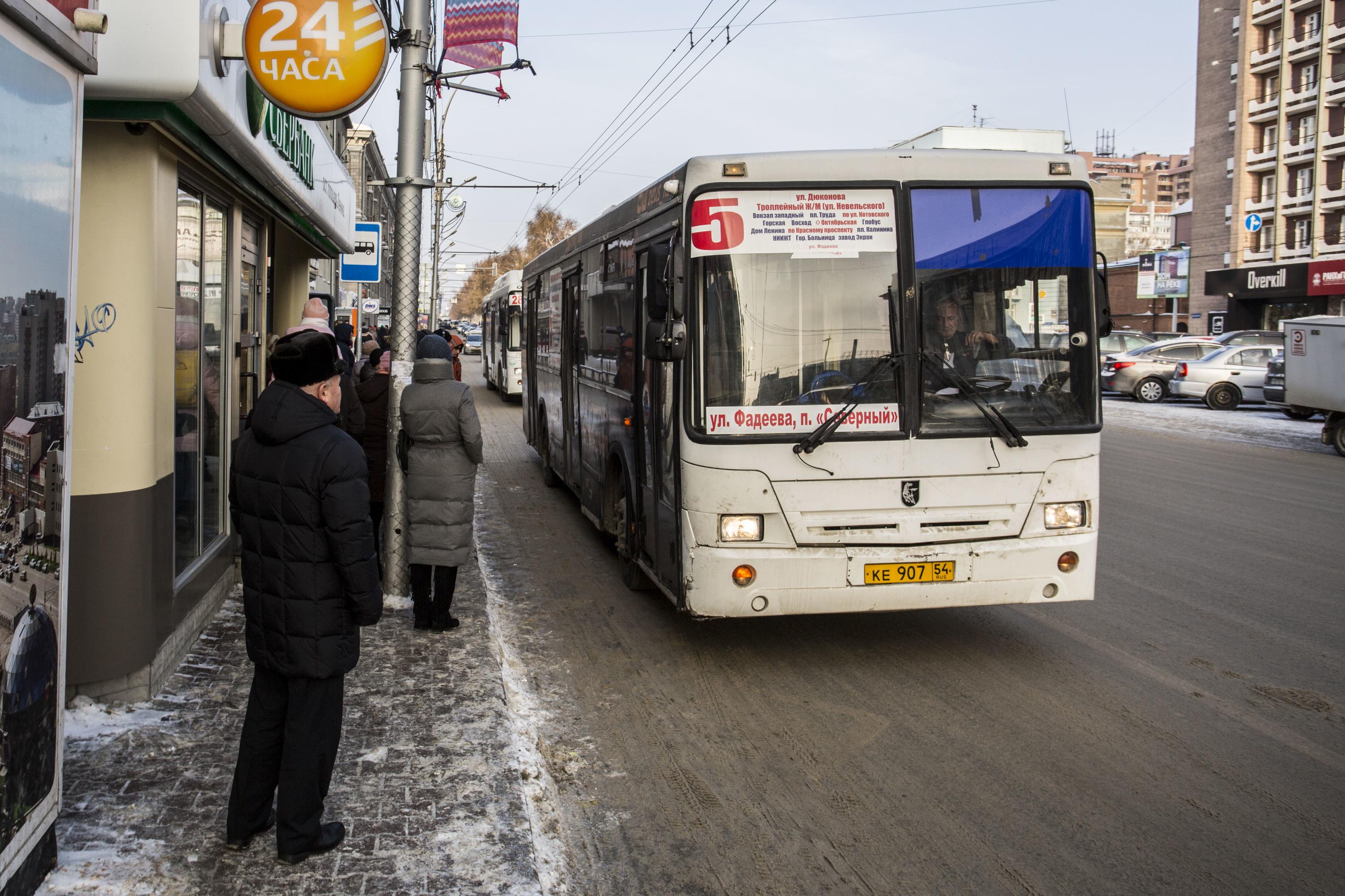 Автобусы 3,5 часа не могли выбраться из снежной каши на остановке улица  Дюканова в Ленинском районе Новосибирска, 9 января 2023 г. - 9 января 2023  - НГС.ру