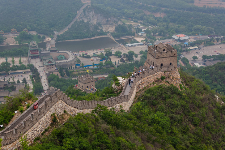 Рядом с Великой Китайской стеной нашли 59 каменных гранат: как они были устроены?
