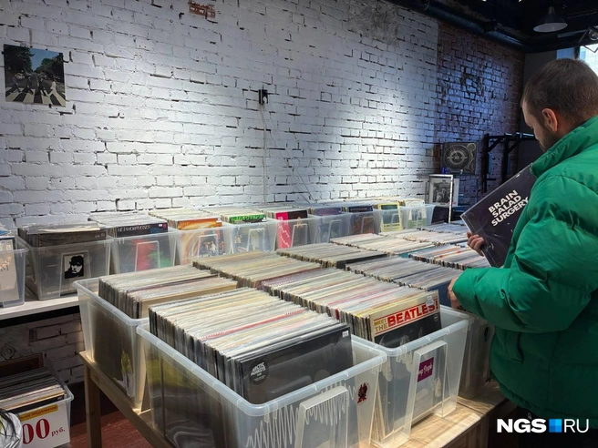 В каждой коробке множество пластинок | Источник: Арина Суворова / NGS.RU