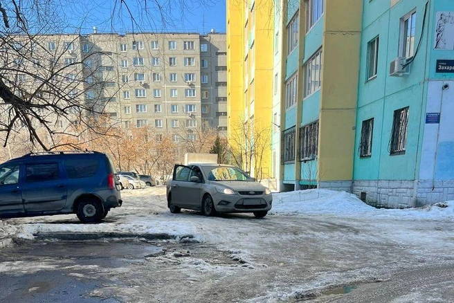 Ford с госномером У375СУ 174 раскатывает по вполне видимому тротуару на Захаренко, 1в | Источник: читатель 74.RU