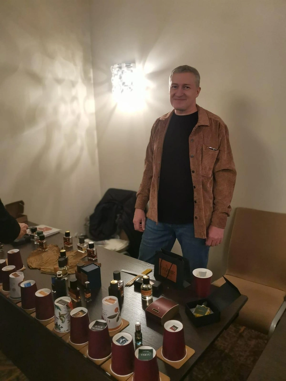 По словам парфюмера, люди полагают, что создание духов приносит огромный доход, но в случае с нишевой парфюмерией этот не так. Он или зарабатывает совсем немного, или выходит в ноль | Источник: Сергей Данилов