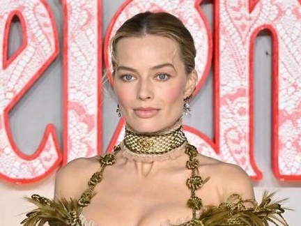 Марго Робби устроила показ мод на презентации драмы «Грозовой перевал»: все в шоке от ее наряда и флирта с Джейкобом Элорди