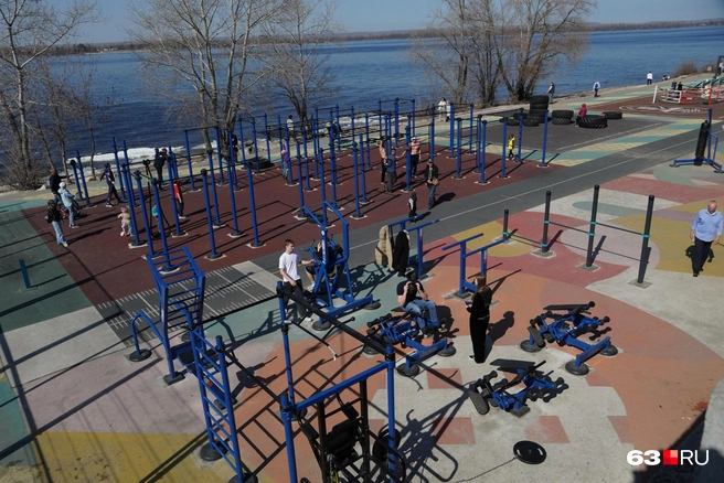 Спортплощадка режет глаз яркой весенней расцветкой. Желающих потренироваться много | Источник: Алексей Ногинский / 63.RU