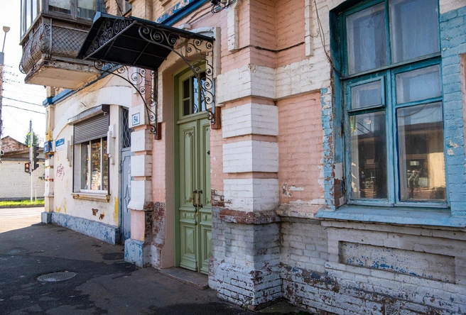 За несколько дней неравнодушные жители Краснодара изменили облик входной группы дома | Источник: Павел Азаров