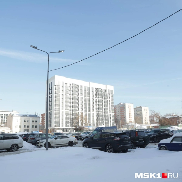Автомобилистам приходится расчищать свои машины от снега | Источник: Дмитрий Толстошеев / MSK1.RU