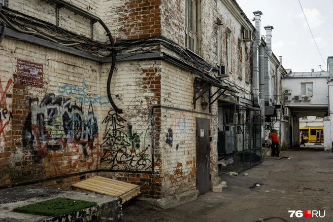 Во дворе стоит неприятный запах от отходов | Источник: Александр Куренной / 76.RU