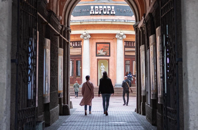 Кадр из сериала и фасад кинотеатра «Аврора» в Петербурге. Хотя в сериале звучит название кинотеатра, из кадра табличку с ним убрали | Источник: Lina Lobanova/Shutterstock/Fotodom.ru