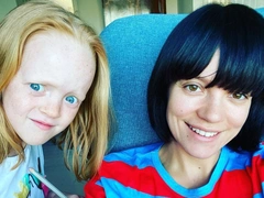 На новом фото 8-летняя дочь Лили Аллен выглядит «испуганной инопланетянкой»