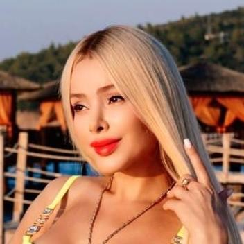 «Это был шок! Но возраст меня не пугает»: 46-летняя Алена Кравец рассказала о реакции мужа на беременность и партнерских родах