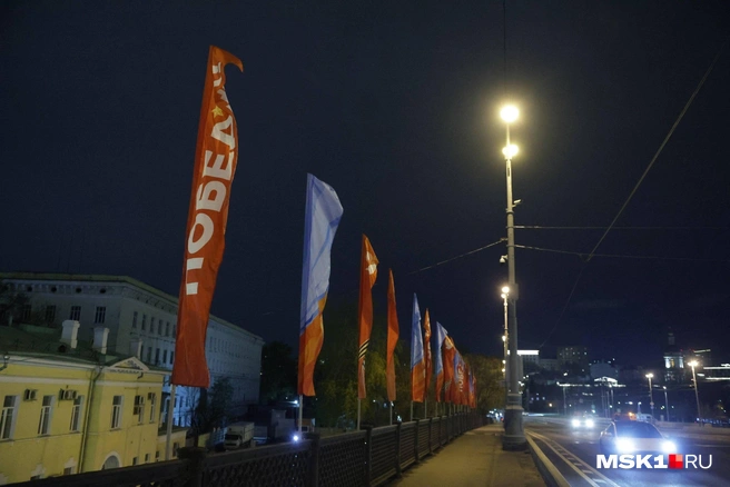 Украшения на Большом Устьинском мосту | Источник: Дмитрий Толстошеев / MSK1.RU
