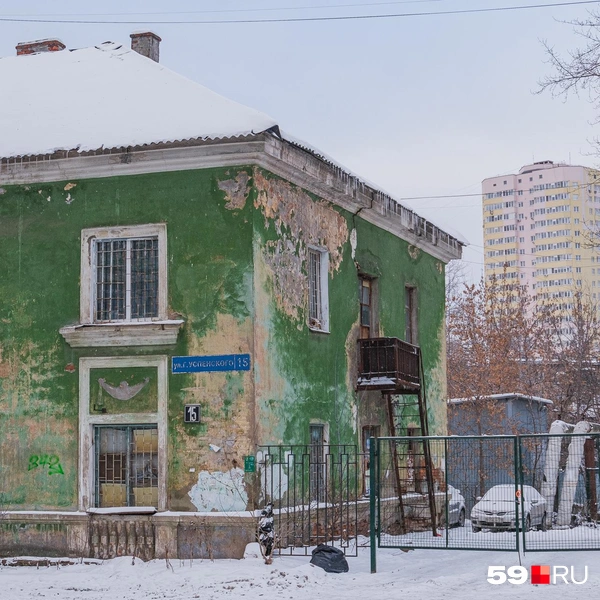 На скромной и давно неремонтируемой двухэтажке — пампезные украшения над окнами, а внизу — балясинки | Источник: Калмаков Тимофей