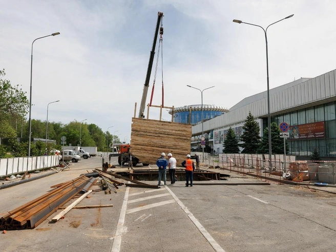 Провал постепенно превращается в строительную площадку | Источник: Алексей Волхонский / V1.RU