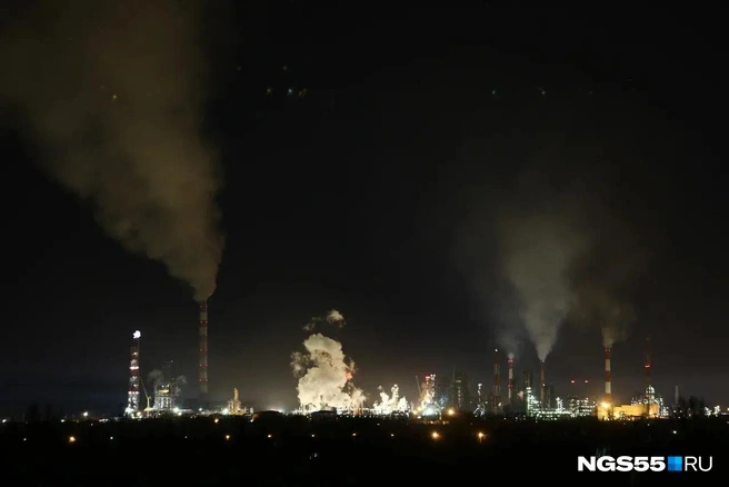 Из-за остановки НПЗ нефтяникам некуда девать сырье | Источник: Евгений Софийчук / NGS55.RU