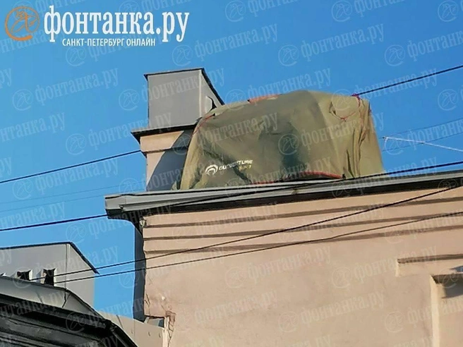 Палатку заметили на крыше дома в центре Петербурга | Источник: читатель «Фонтанки»