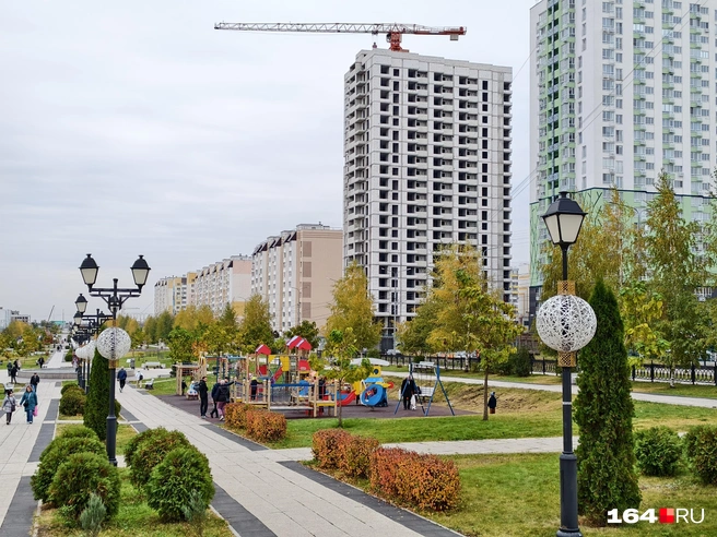 Новостройки, новостройки, а я маленький такой… | Источник: Антон Васильченко / 164.RU