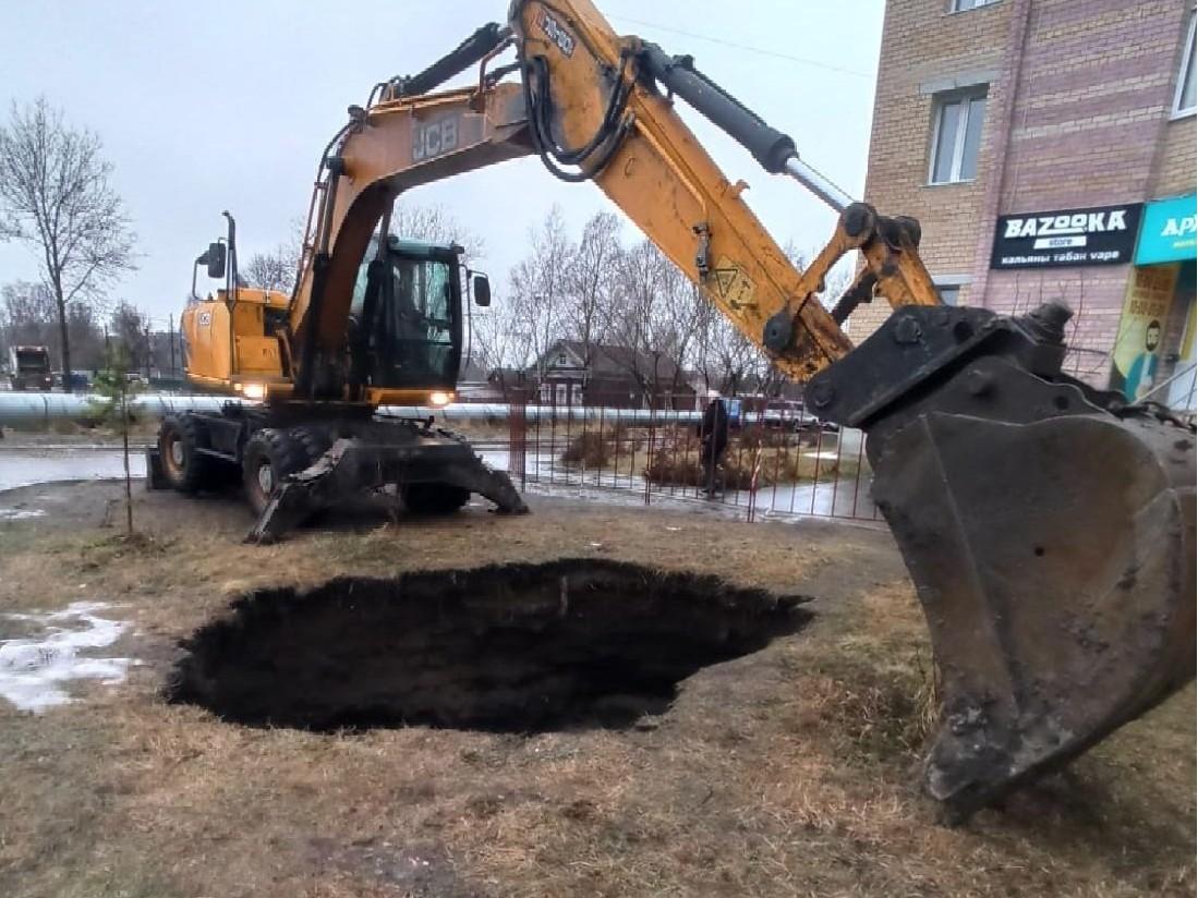 В Архангельске образовалась глубокая яма: что произошло под землей