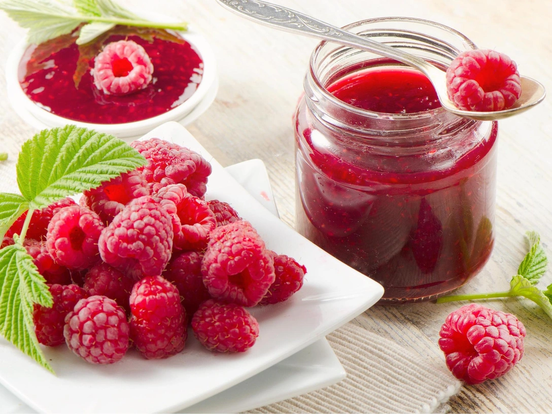 Как у бабушки в деревне: идеальный рецепт малинового варенья, который получится у всех | marieclaire.ru