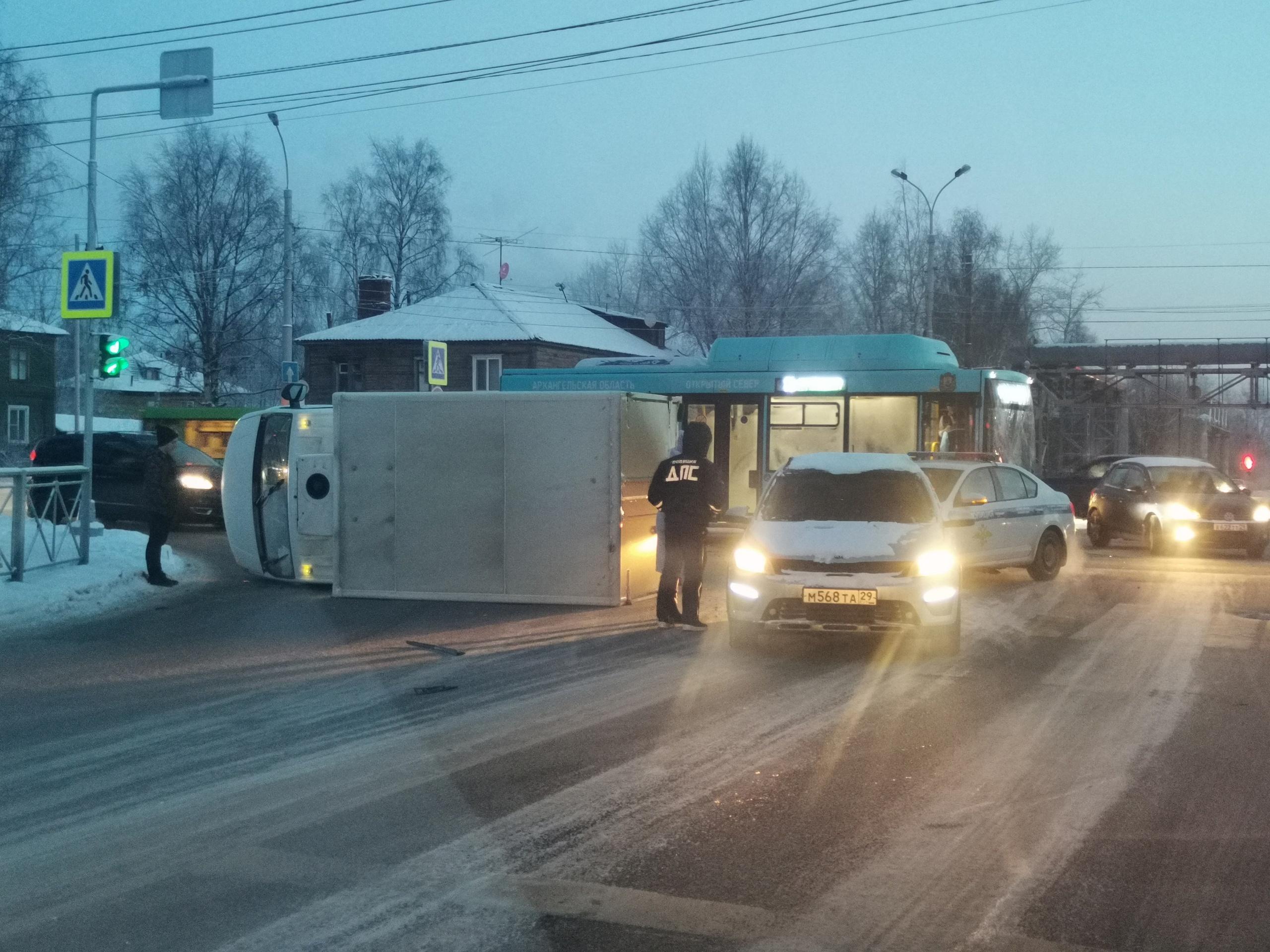 В Архангельске произошло ДТП с автобусом, грузовик опрокинулся на бок - 27  ноября 2023 - 29.ру