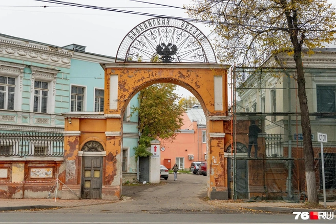 Слева - до реставрации (осень 2025 года), справа - после (январь 2026-го)