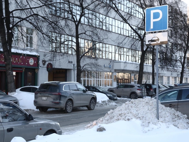 На соседних улицах ситуация с уборкой аналогичная. | Источник: Владислав Лоншаков / E1.RU