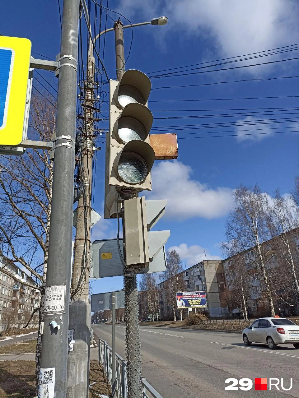 Один из погасших светофоров | Источник: Иван Митюшёв