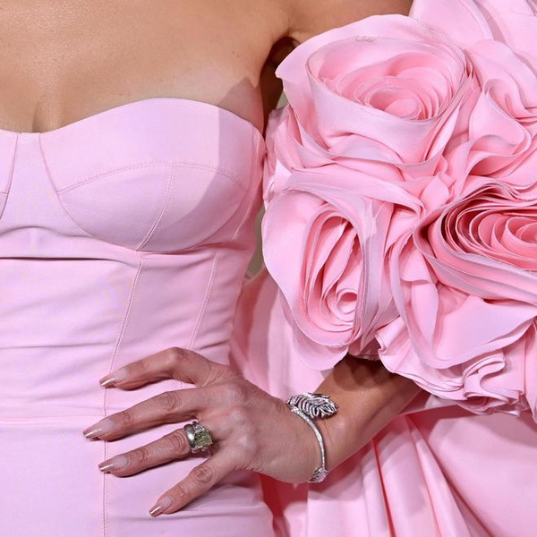 Розовое золото: Дженнифер Лопес задала тренд на нежный блестящий маникюр