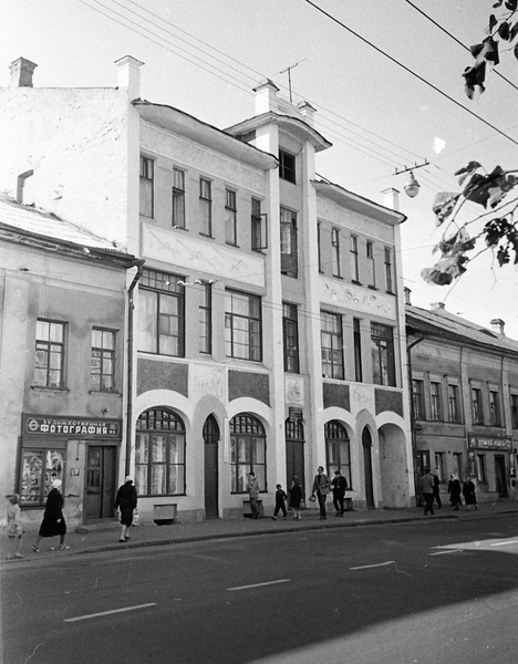 Улица Свободы местами практически не изменилась, только вывески стали другими | Источник: Виктор Латышев