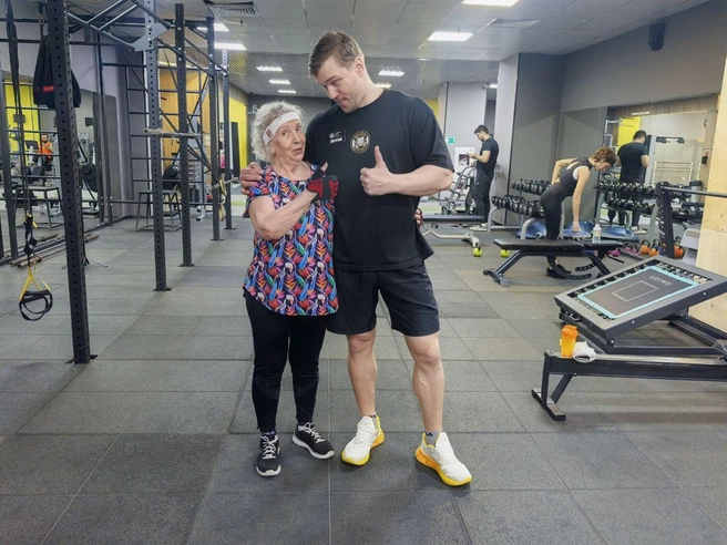 Наталья ходит в зал три раза в неделю и занимается под руководством тренера | Источник: Анастасия Шевякова / 86.RU