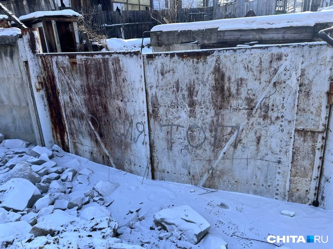 Надпись на затопленном заборе: «Россия топ» | Источник: Александр Хамраев / CHITA.RU