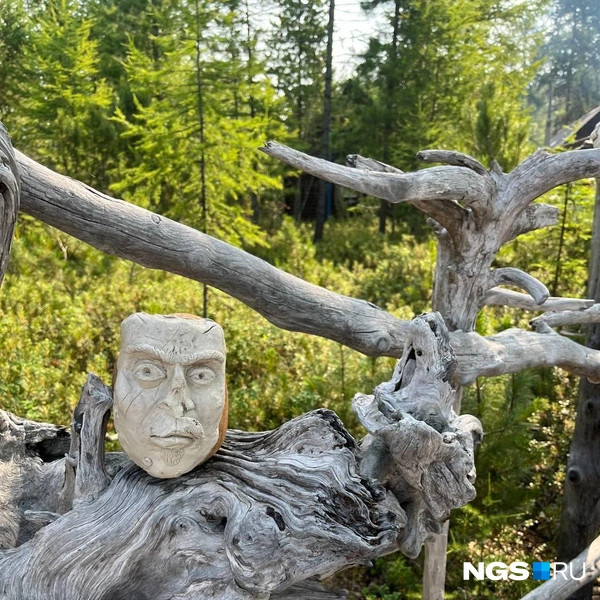Здесь можно встретить деревянные скульптуры | Источник: Сергей Федосеенко