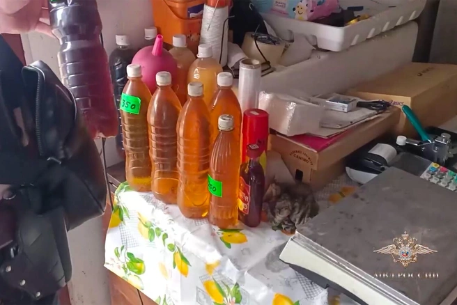 Это кадры, сделанные оперативниками, во время изъятия опасной продукции с рынка в Сириусе | Источник: МВД России