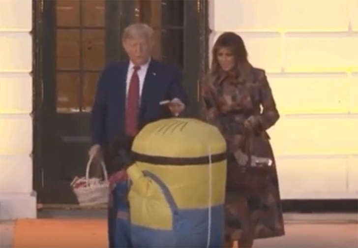 Дональд Трамп одарил детей конфетами на Хеллоуин, но не обошлось без неловких моментов, сделавших видео вирусным