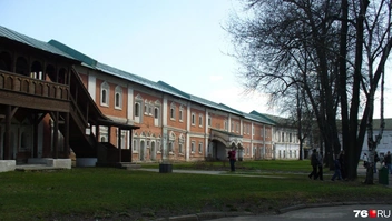 На территории Ярославского кремля в 2008 росло больше деревьев | Источник: Анна Голубницкая / MSK1.RU