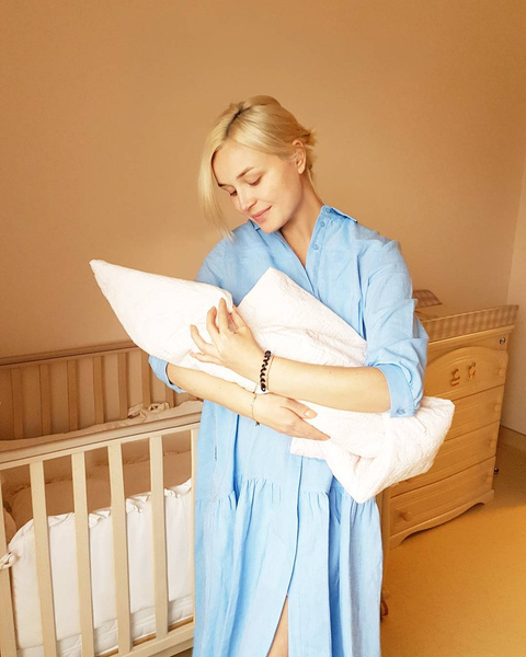 Полина Гагарина поделилась первым фото с новорожденным малышом