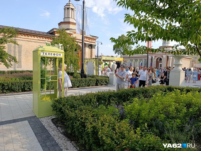 Перед выступлением хора публика с удовольствием пробовала активности и фотозоны на площадке Рязанской ВДНХ | Источник: 62.RU