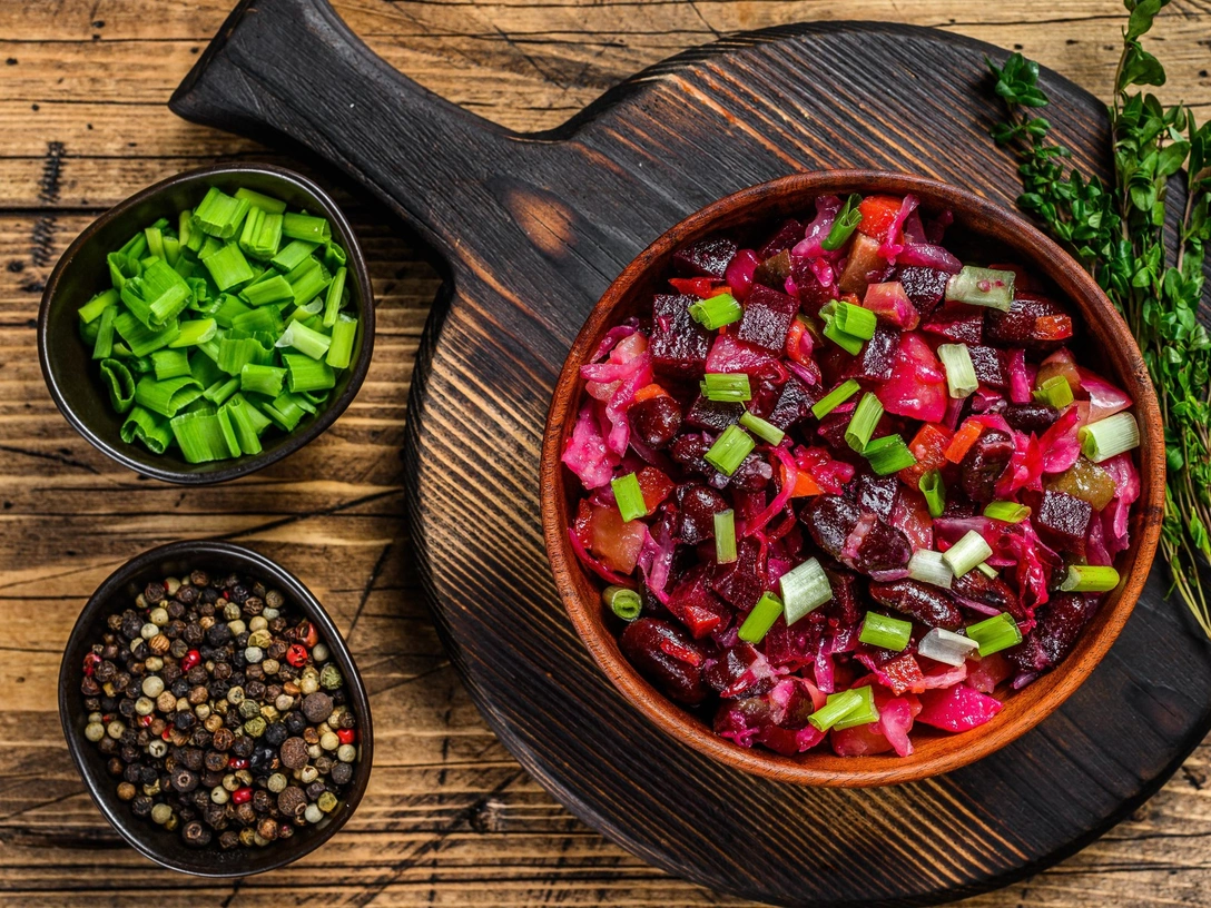 За границей не поймут: лучшие рецепты салатов, которые обожают в России (и удивляют иностранцев) | marieclaire.ru