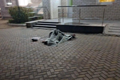 На Уралмаше у многоэтажки нашли тело